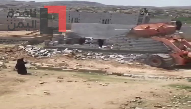 مشرف حوثي يهدم منزلًا على رؤوس نساء وأطفال في حجة