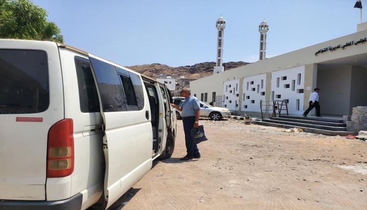 مدير عام التواهي يطلق مبادرة لتوفير المواصلات لموظفي المجلس المحلي وتخفيف أعباء التنقل