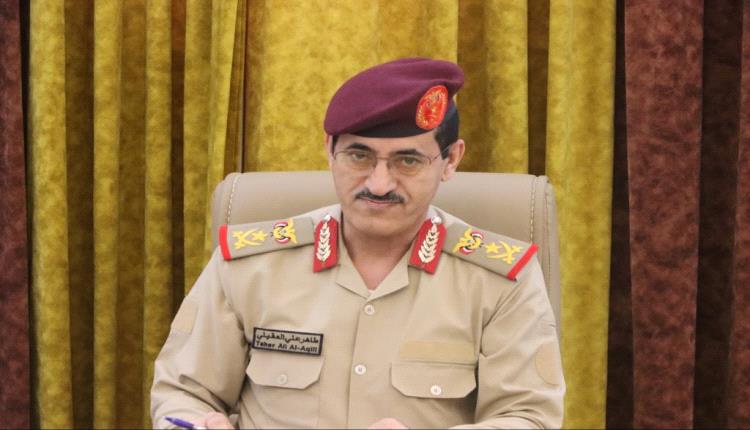 شاهد اول ظهور لوزير الدفاع العقيلي منذ هجوم الحوثي على غرب تعز والحديدة.. صورة