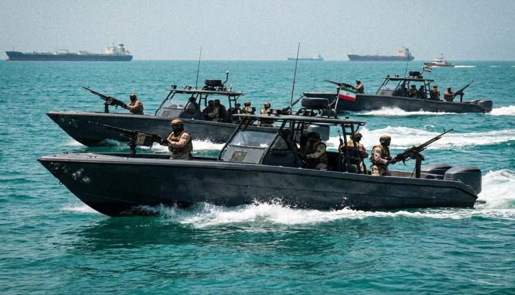 الحرس الثوري يعلن استهداف زورق مسير أمريكي في مضيق هرمز