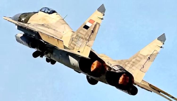 الطيران الحربي يستهدف تعزيزات حوثية غربي تعز