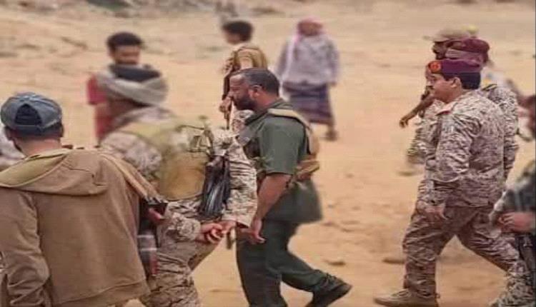 وزير الدفاع يتفقد جبهات الضالع ويشيد ببطولات القوات في مواجهة الحوثي