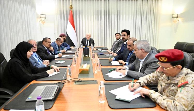 مجلس الدفاع الوطني يجتمع بدون طارق صالح ويقلل من أهمية تقدم الحوثي في الساحل الغربي
