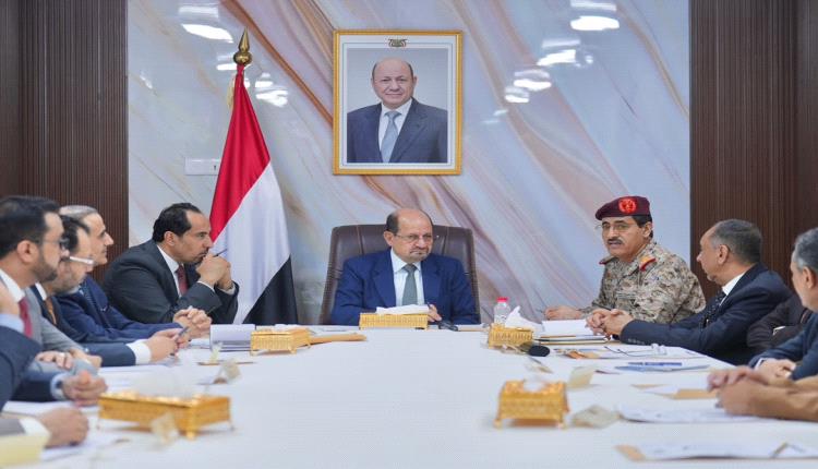 وزير الدفاع يظهر في عدن عقب أنباء احتجازه بالضالع ويعرض تقرير أمام الحكومة