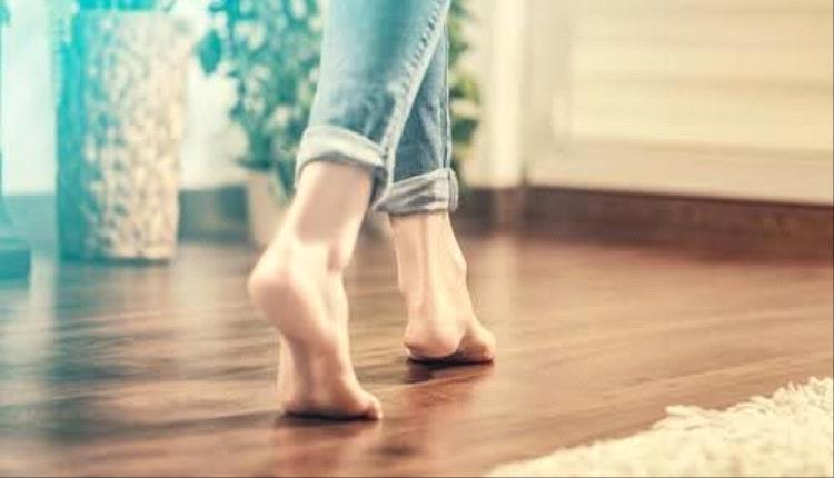 فوائد غير متوقعة للمشي حافياً في المنزل.. تعرف عليها 