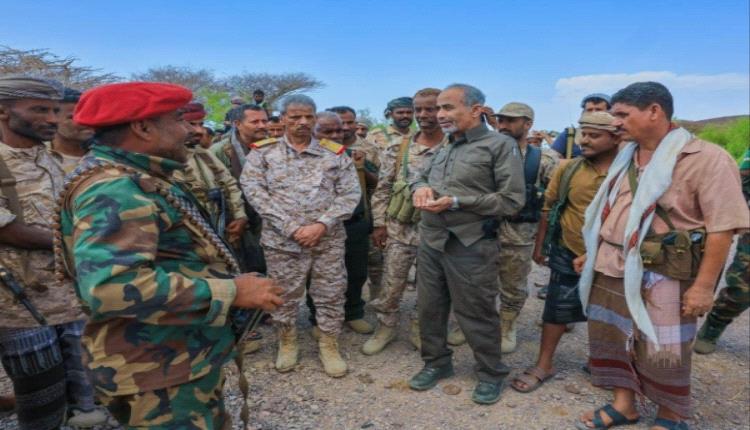 الصبيحي يتفقد الخطوط الأمامية بجبهتي باب المندب وطور الباحة