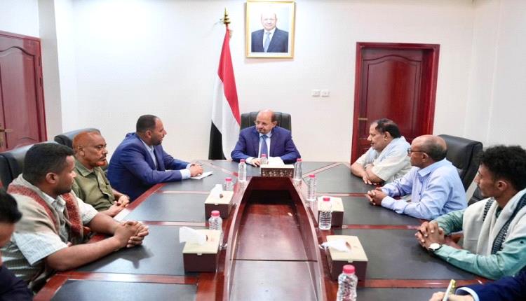 الحكومة تلتقي شخصيات وقيادات من الوازعية.. وتقدم وعود
