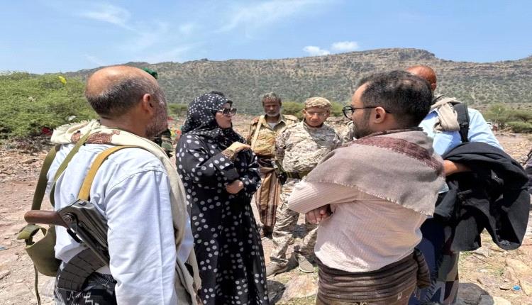 وزيرة في الحكومة تدحض عمليًا مزاعم الحوثي بشأن إغلاق طريق عدن - تعز