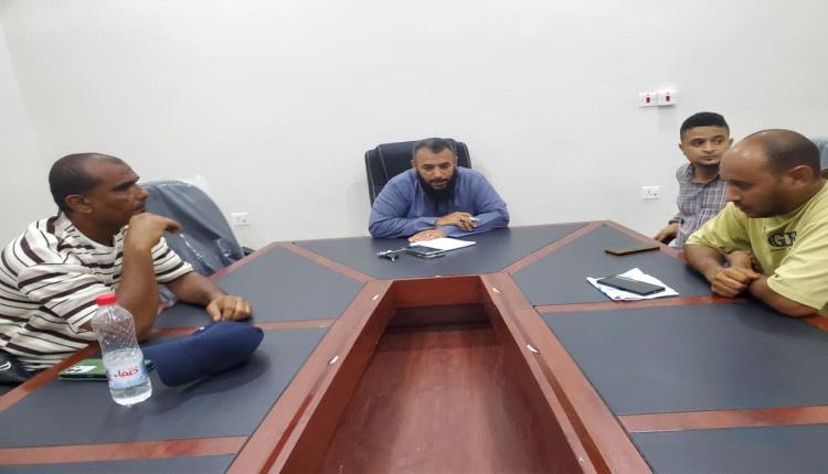 مدير عام التواهي يلتقي اللجنة الإشرافية لمتابعة شؤون المياه ويبحث تعزيز استقرار الخدمة بالمديرية