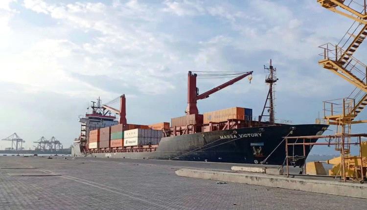 جمارك ميناء عدن تصدم الشعب.. رسوم حاوية بطاريات ليثيوم تقفز من 12 إلى 35 مليون ريال