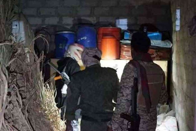 شاهد بالصور.. الأمن يداهم وكر للقاعدة ويقبض على إرهابيين ويصادر أسلحة وذخائر بحضرموت