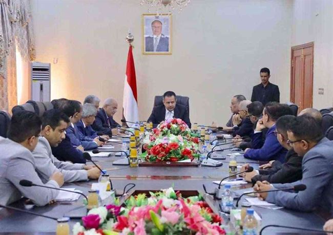 رئيس الحكومة يعقد إجتماع هام بقيادة وكوادر البنك المركزي بعدن ويكشف عن دعم جديد