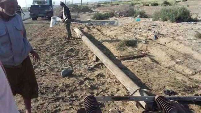 سقوط عمود كهرباء إثر حادث مروري في طريق البريقة