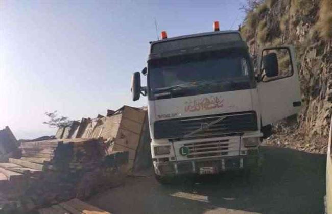 إغلاق الطريق الرئيس الرابط بين إب والعدين