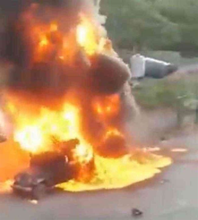 شاهد.. حريق هائل يلتهم سوق سوداء للمشتقات النفطية بتعز