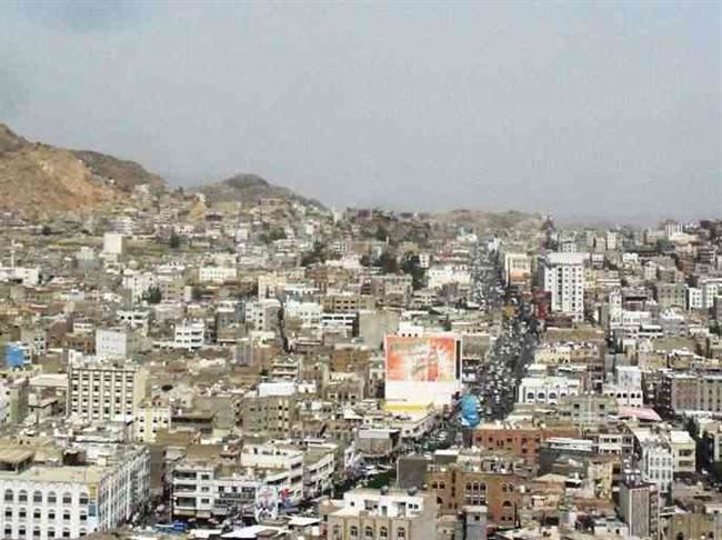 مسلحو الإخوان يسطون على مبنى سكني بتعز