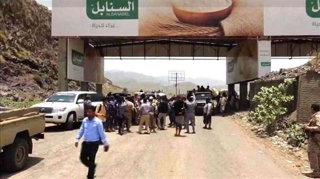نقطة الإخوان في منفذ تعز تمنع المواطنين من الدخول للمدينة بشكل نهائي