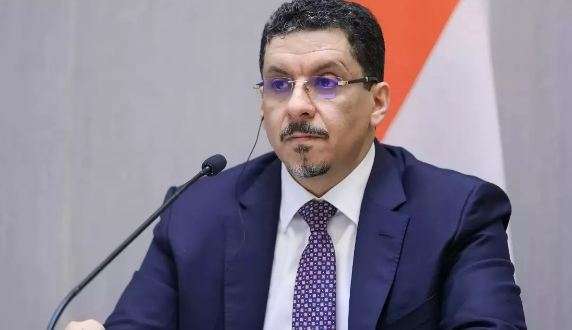 مسؤولة أمريكية ترفع حذائها لوجه وزير الخارجية اليمني .. (صورة)