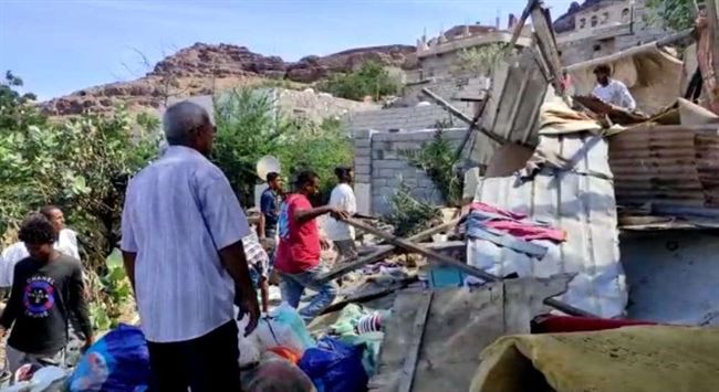 عدن.. محلي صيرة يطلع على ازالة العشوائيات في حرم مقبرة القطيع