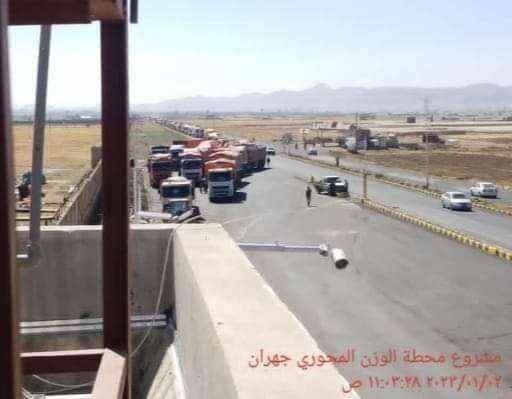 عشرات السائقين يحتجون جنوب صنعاء على فساد الحوثي بشاحنات ثقيلة.. صور