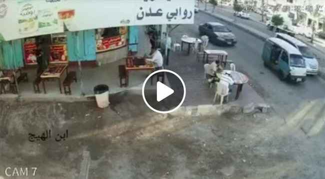 سائق سكران يدهس 3 أشخاص أثناء تناولهم وجبة الإفطار.. فيديو الحادثة مع المتهمين