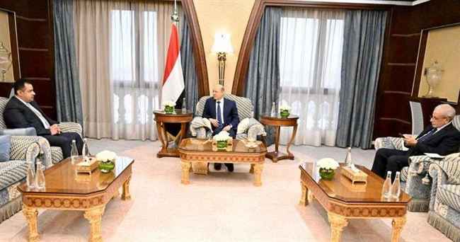 اجتما عاجل يجمع رئيس مجلس القيادة الرئاسي برئيس الحكومة