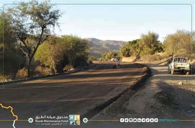 بجهود الماس.. استئناف العمل في صيانة وسفلتة طريق تعز التربة