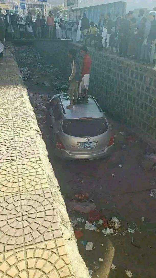 إنقلاب سيارة تقودها شابة في صنعاء إلى السائلة بعد ظهور كلب أمامها.. صورة
