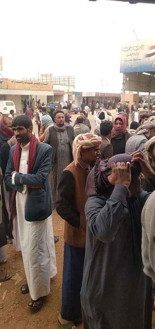 منفذ الوديعة يتراجع عن فرض رسوم جديدة بسبب إضرابي سائقي السيارات