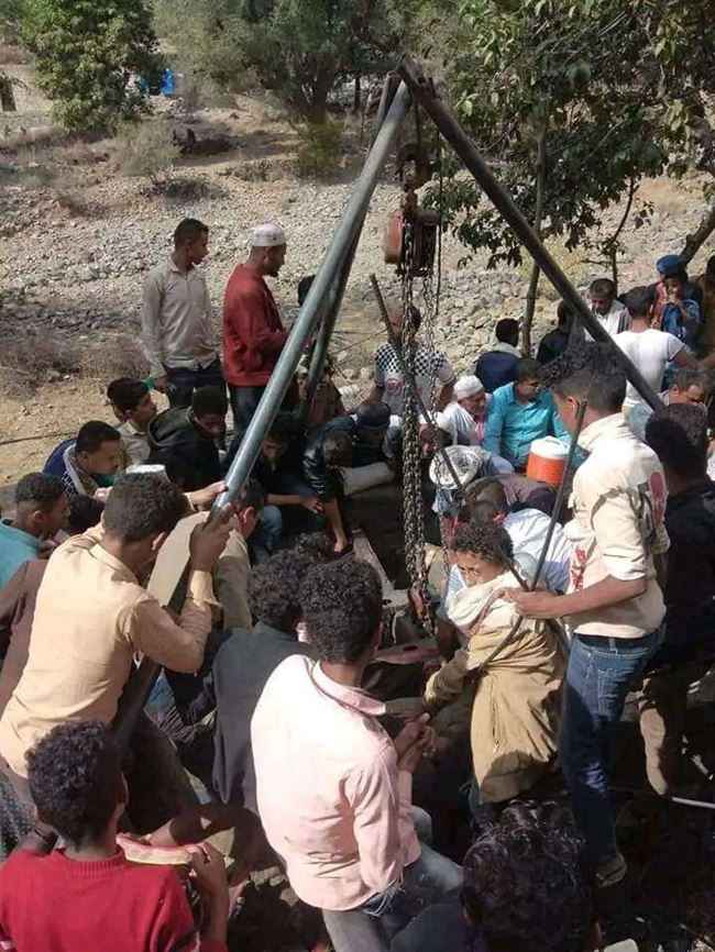 صور.. سقوط شخص في بئر عميقة ممتلئة بالماء والأهالي يعجزون عن إخراج جثته بتعز
