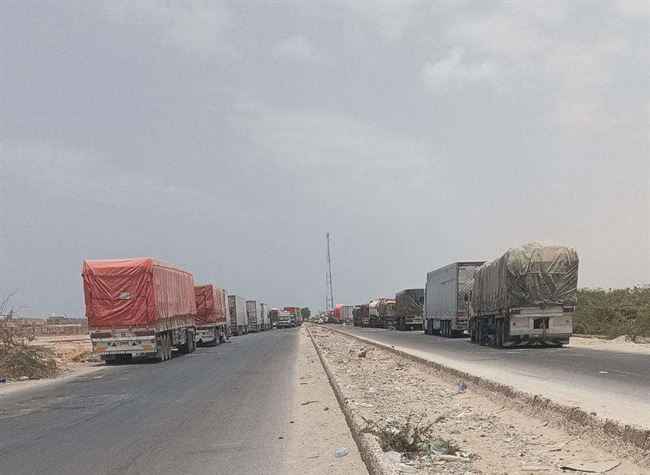 النواري مشرفاً .. الحوثيون يشغلون ميزانا لنهب الأموال من سائقي الشاحنات في الحوبان