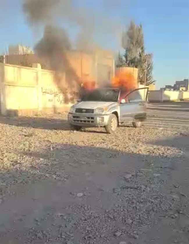 شخص يشعل النيران بسيارته أمام محكمة حوثية جنوب صنعاء.. فيديو صراخ صاحبها
