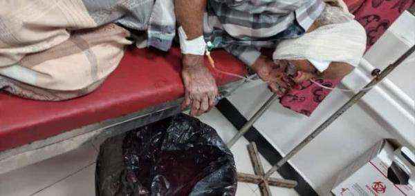 قناصة الحوثي تستهدف فك رجل مُسن في تعز
