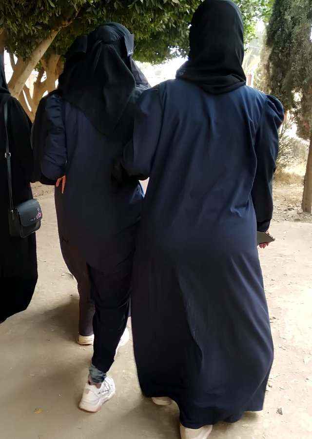 الحوثي يفرض قيود جديدة على ملابس النساء في صنعاء ويحذر الخياطين من العقوبات