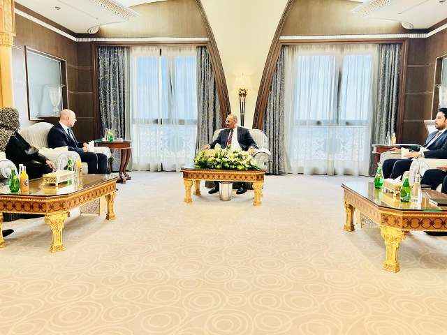 الزبيدي يؤكد للسفير البريطاني: يجب التدخل دولياً وإقليمياً لإنقاذ الاقتصاد المنهار