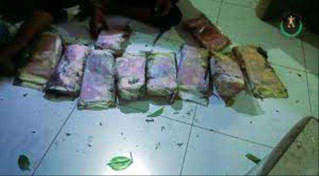 العثور على كميات من الحشيش قذفها البحر إلى سواحل عدن