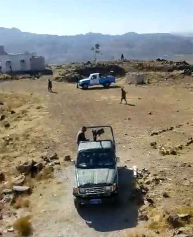 بالفيديو.. أطقم حوثية تحاصر عزلة بعد مداهمتها ونقل شيخ قبلي مع نجله إلى السجن