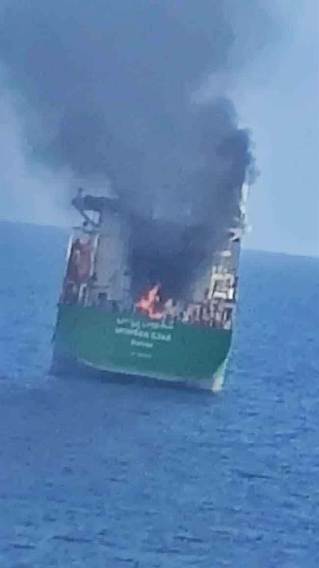 عاجل: حريق هائل في سفينة تجارية قرب ميناء المكلا (صورة)