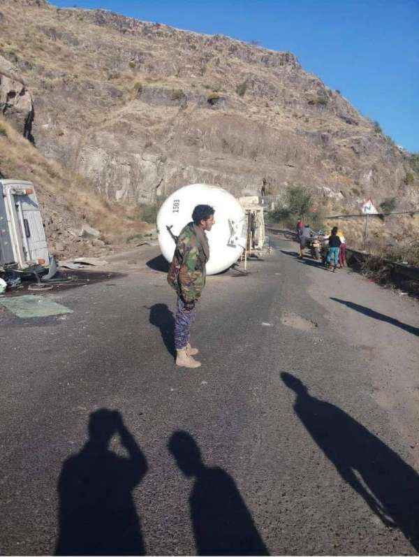 خوفاً من انفجارها.. شاحنة غاز تتسبب بقطع الطريق الرابط بين إب وتعز