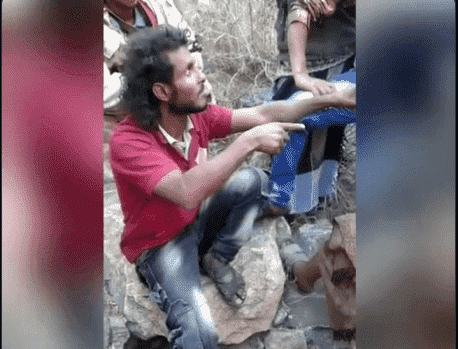 بتسجيل فيديو.. مسلحين في لحج يحققون مع شاب بتهم اختطاف فتاة ويقومون بإعدامه