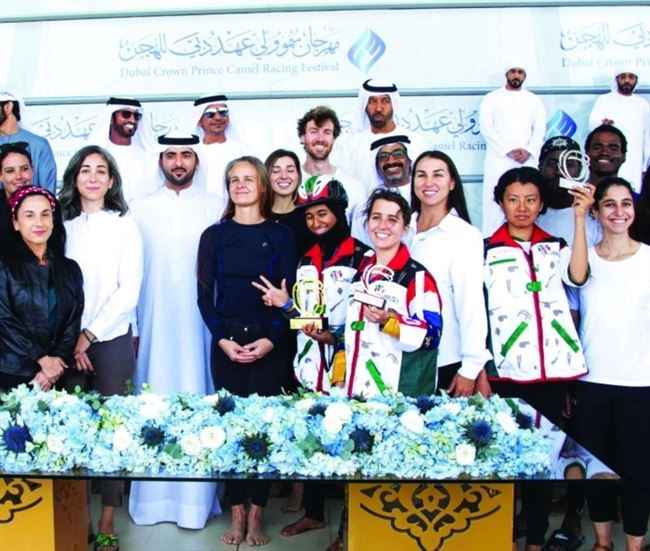 يمنية بالمركز الأول في الإمارات وتحصد جائزة بـ100 ألف درهم.. غلبت صينية وفرنسية على ظهر بعير