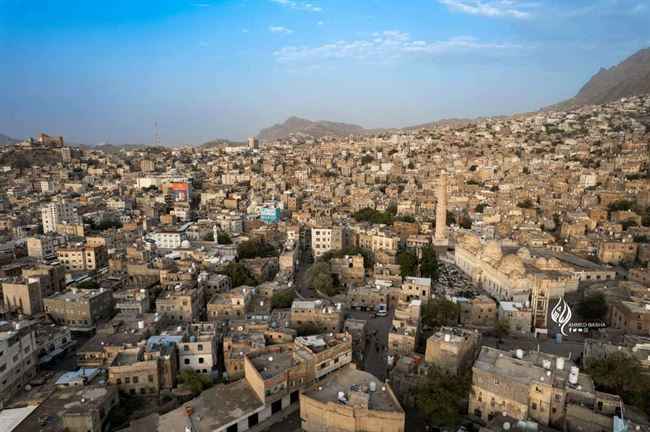 هلع كبير في تعز.. مدافع الحوثي تقصف عمارة سكنية بعنف