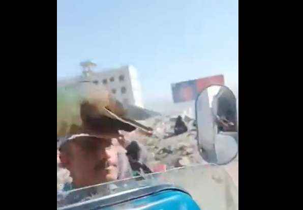 بالفيديو.. سائق شاحنة يوثق فساد نقاط الحوثي وكيف يتحصلون على توجيهاتهم من سيدهم