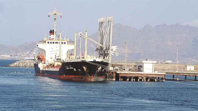 الحكومة تضمن عدم تأثر أسعار المواد الأساسية بقرار رفع الصرف الجمركي