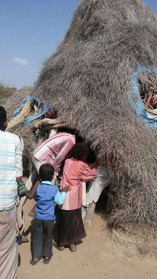 الحوثي يرتكب مجزرة بطيران هجومي وينفذ تهديده بالموت لسكان قرية رفضوا الخروج منها