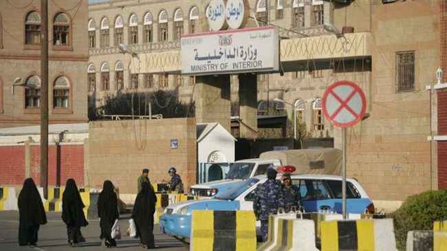 في أكبر عملية تسريح .. الحوثيون يكشرون أنيابهم بفصل  13 ألف من موظف في الداخلية