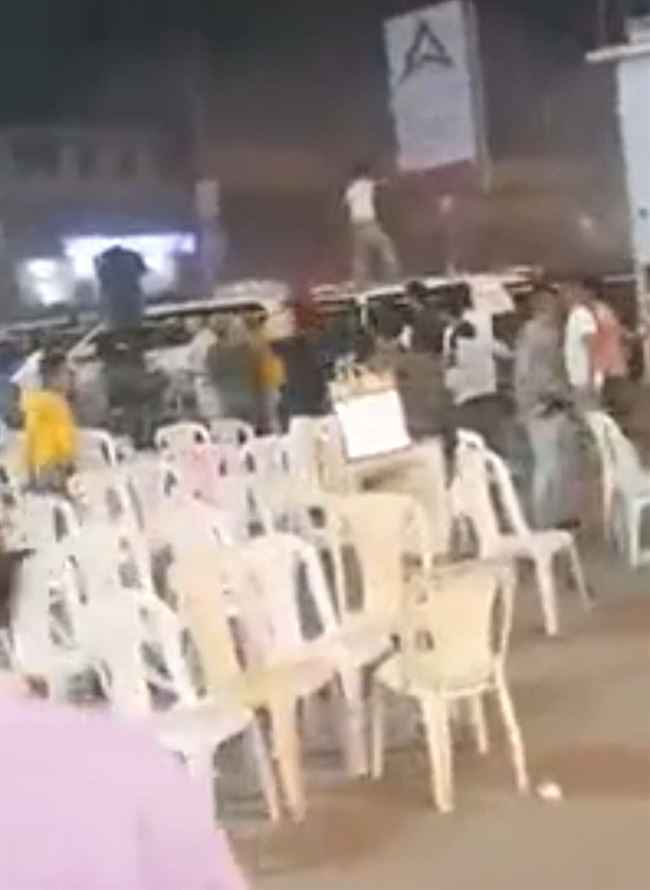 بالفيديو.. رمي قنبلة صوتية وسط مهرجان أقيم أمام مول تجاري بعدن وسقوط جرحى