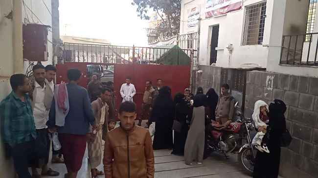 شاهد.. مليشيا الإخوان تقتحم مستشفى وتباشر كادره الطبي والتمريضي بضرب وحشي.. تعز ودموية الإصلاح