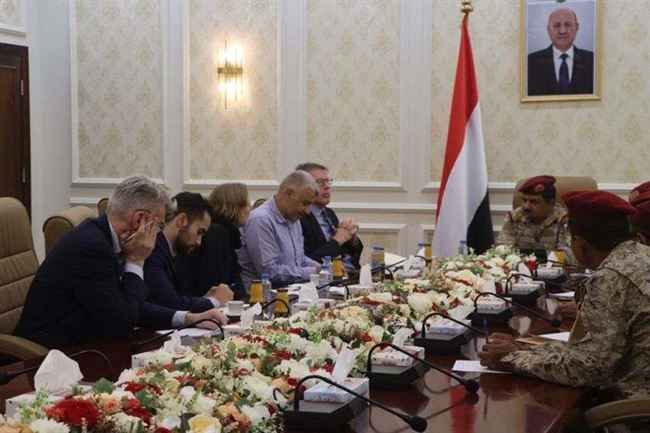 وزير الدفاع يفتح النار على المجتمع الدولي ويتهمه بعرقلة التحرير لصالح الحوثي.. لقاء حاد مع مسؤول أممي