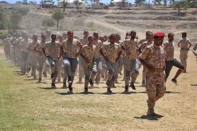 قيادي في لواء الإخوان يعتدي مع مرافقيه على جنود الأمن وسط سوق التربة